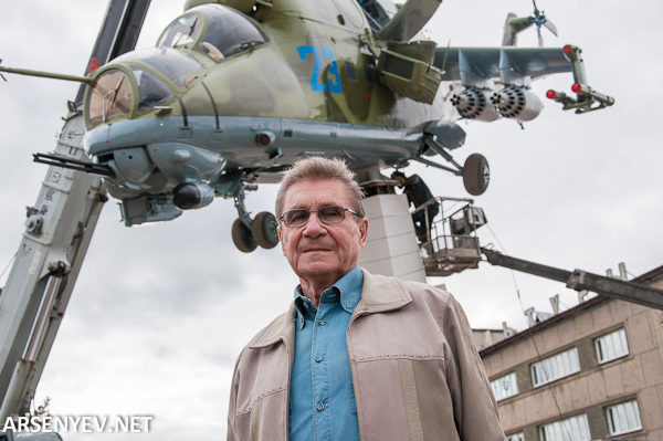 Один из авторов идеи, ветеран авиации Бортник Анатолий Маркович во время установки памятника Ми-24