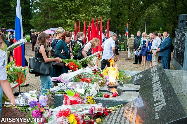 митинг окончания второй мировой войны площадь Славы вечный огонь возложение цветов