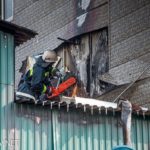 пожарники тушат пожар МЧС