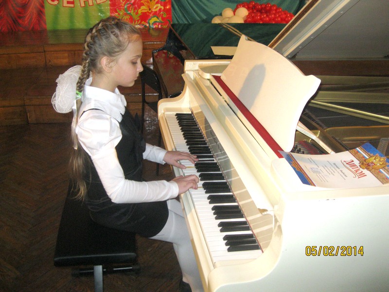Дедкова Соня, лауреат школьного конкурса юных пианистов, преподаватель Дударева О.А.