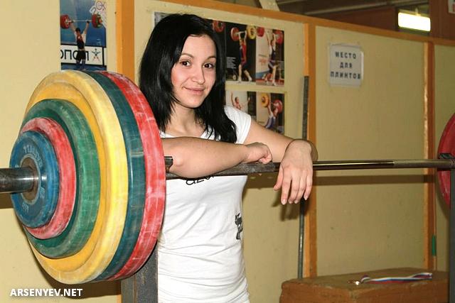 учащаяся арсеньевской школы тяжелой атлетики Наталья Спесивая