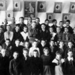 учащихся школы № 3, запечатленных на фоне портрета Сталина
