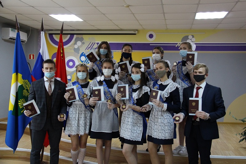 В школах Арсеньева прошла церемония вручения аттестатов